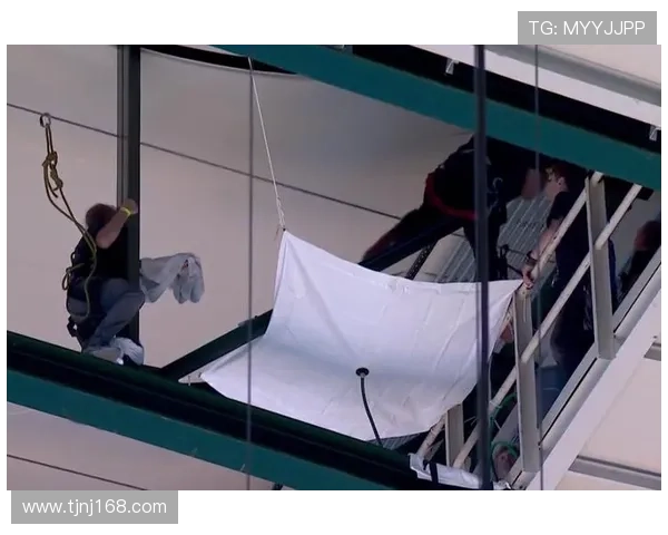 新疆主场球馆漏水比赛长时间中断